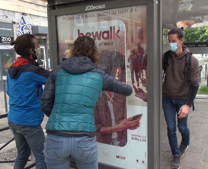 Action anti-publicité éclair à Grenoble d’activistes d’Extinction Rébellion